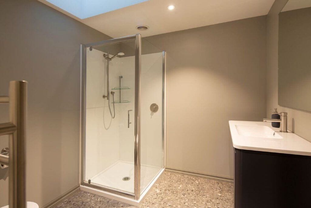 The Loft accommodation bathroom Judge & Jury Village